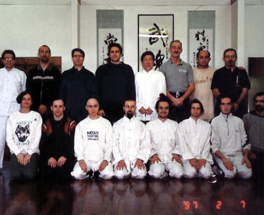 Il secondo anno del Maestro Yang Lin Sheng in Italia, con I maestri Alfredo Vismara, Enzo Montanari e Sergio Mor Stabilini, insieme agli allievi, presso la Palestra Musokan - Milano 1997