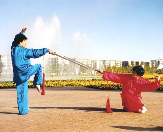 La Maestra Liu Chun Yan con un'amica, dimostrando la tecnica della spada
