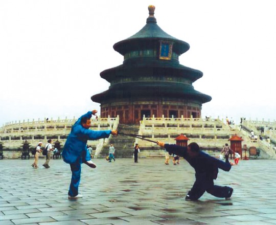 Il Maestro Yang Lin Sheng pratica con il suo Kung Fu fratello, il Maestro Hao Huan Shi, al Tempio del Cielo