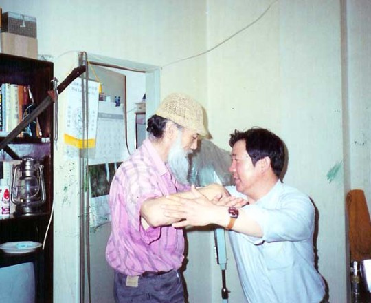 Il Maestro Yang Lin Sheng pratica con il suo amico, il Maestro Yu Cheng Hui, famoso Maestro della spada a due mani e attore famoso
