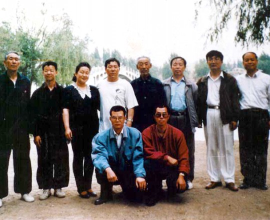 Il Maestro Yang Lin Sheng con la Maestra Liu Chun Yan, i suoi fratelli di Kung Fu e gli allievi, al parco di Bao Tou